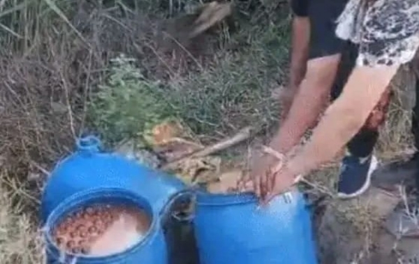 ਲਾਹਣ ਨੂੰ ਨਸ਼ਟ ਕਰਦੀ ਹੋਈ ਪੁਲਿਸ