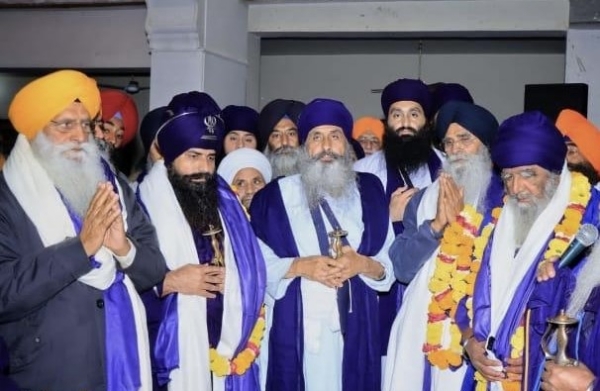 ਬਾਬਾ ਸੋਹਣ ਸਿੰਘ ਜੀ ਦੀ ਸਾਲਾਨਾ ਬਰਸੀ ਮੌਕੇ ਪੁੱਕੇ ਸ਼੍ਰੋਮਣੀ ਕਮੇਟੀ ਪ੍ਰਧਾਨ ਐਡਵੋਕੇਟ ਹਰਜਿੰਦਰ ਸਿੰਘ ਧਾਮੀ ਨੂੰ ਸਿਰੋਪਾਓ ਦਿੰਦੇ ਹੋਏ ਬਾਬਾ ਅਵਤਾਰ ਸਿੰਘ ਸੁਰਸਿੰਘ। ਨਾਲ ਹਨ ਬਾਬਾ ਜੋਗਾ ਸਿੰਘ, ਬਾਬਾ ਗੁਰਦੇਵ ਸਿੰਘ, ਭਾਈ ਰਜਿੰਦਰ ਸਿੰਘ ਮਹਿਤਾ ਤੇ ਹੋਰ।