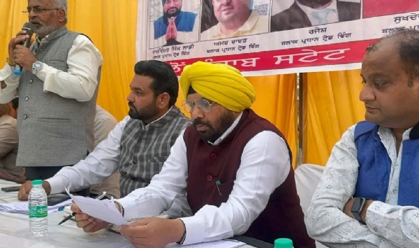 ਵਪਾਰ ਮਿਲਣੀ ਦੌਰਾਨ ਕੈਬਿਨੇਟ ਮੰਤਰੀ ਹਰਭਜਨ ਸਿੰਘ ਈ.ਟੀ.ਓ ਅਤੇ ਅਧਿਕਾਰੀ।