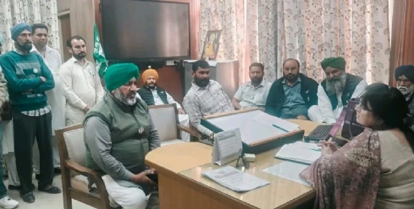 ਭਾਰਤੀ ਕਿਸਾਨ ਯੂਨੀਅਨ ਲੱਖੋਵਾਲ ਦੀ ਮੀਟਿਿੰਗ ’ਚ ਅਹੁਦੇਦਾਰ ਅਤੇ ਹੋਰ।