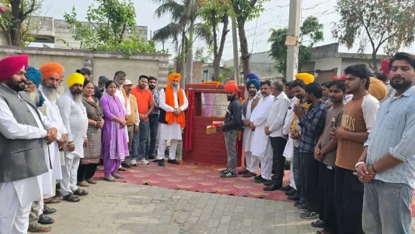 ਵਿਕਾਸ ਕਾਰਜਾਂ ਦੇ ਨੀਂਹ ਪੱਥਰ ਰੱਖ ਕੇ ਕੰਮਾਂ ਦੀ ਸ਼ੁਰੂਆਤ ਕਰਵਾਉਂਦੇ ਵਿਧਾਇਕ ਮਨਵਿੰਦਰ ਸਿੰਘ ਗਿਆਸਪੁਰਾ