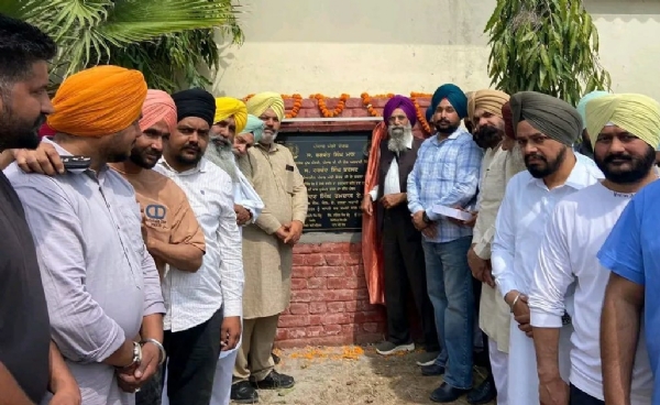 ਸੰਪਰਕ ਸੜਕਾਂ ਦੇ ਨਵੀਨੀਕਰਨ ਪ੍ਰੋਜੈਕਟ ਦੀ ਸ਼ੁਰੂਆਤ ਕਰਦੇ ਵਿਧਾਇਕ ਜਸਵਿੰਦਰ ਸਿੰਘ ਰਮਦਾਸ ਅਤੇ ਹੋਰ।