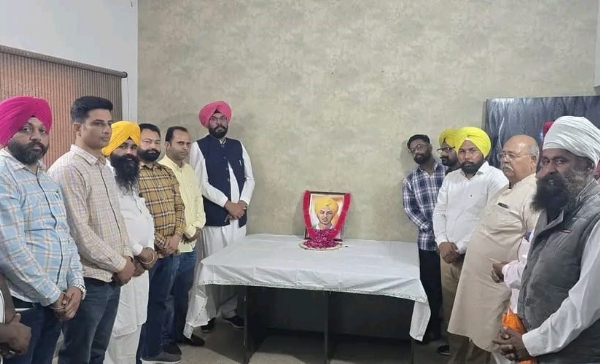 ਸ਼ਹੀਦੀ ਦਿਹਾੜੇ ਸਮਾਗਮ ‘ਚ ਸ਼ਾਮਲ ਹੋਣ ਮੌਕੇ ਆਮ ਆਦਮੀ ਪਾਰਟੀ ਦੇ ਸੂਬਾਈ ਮੁੱਖ ਬੁਲਾਰੇ, ਵਿਧਾਇਕ ਤੇ ਸਾਬਕਾ ਕੈਬਨਿਟ ਮੰਤਰੀ ਪੰਜਾਬ  ਕੁਲਦੀਪ ਸਿੰਘ ਧਾਲੀਵਾਲ, ਸ਼ਹਿਰੀ ਪ੍ਰਧਾਨ ਅਮਿਤ ਔਲ, ਤੇ ਹੋਰਾਂ ਨਾਲ।