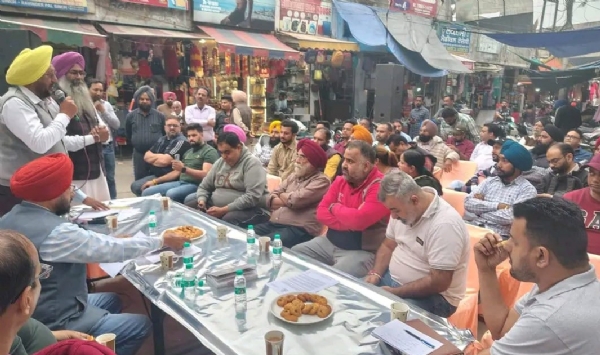 ਪੰਜਾਬ ਸਟੇਟ ਟਰੇਡ ਕਮਿਸ਼ਨ ਦੇ ਮੈਂਬਰ ਧਰਮਿੰਦਰ ਸਿੰਘ ਰੂਪਰਾਏ ਦੇ ਨਾਲ ਖੰਨਾ ਦੀਆਂ ਵੱਖ-ਵੱਖ ਮਾਰਕੀਟ ਐਸੋਸੀਏਸ਼ਨਾਂ ਦੇ ਨੁਮਾਇੰਦਿਆਂ ਨੇ ਆਪਣੀਆਂ ਮੁਸ਼ਕਿਲਾਂ ਸਾਂਝੀਆਂ ਕੀਤੀਆਂ।