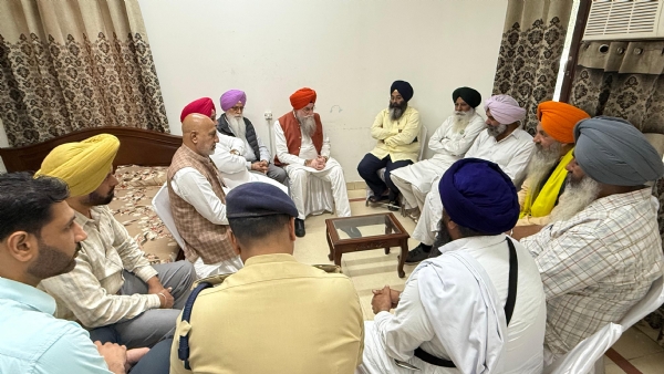 ਪੰਜਾਬ ਵਿਧਾਨ ਸਭਾ ਦੇ ਸਪੀਕਰ ਕੁਲਤਾਰ ਸਿੰਘ ਸੰਧਵਾਂ ਸਮਾਣਾ ਮੋਰਚੇ ਦੇ ਆਗੂਆਂ ਨਾਲ ਮੀਟਿੰਗ ਕਰਦੇ ਹੋਏ, ਨਾਲ ਨਜ਼ਰ ਆ ਰਹੇ ਹਨ ਸਿਲੈਕਟ ਕਮੇਟੀ ਦੇ ਚੇਅਰਮੈਨ ਡਾ ਇੰਦਰਬੀਰ ਸਿੰਘ ਨਿੱਜਰ, ਆਪ ਦੇ ਸੂਬਾ ਜਨਰਲ ਸਕੱਤਰ ਤੇ ਮੀਡੀਆ ਇੰਚਾਰਜ ਬਲਤੇਜ ਪੰਨੂ ਤੇ ਵਿਧਾਇਕ ਚੇਤਨ ਸਿੰਘ ਜੌੜਾਮਾਜਰਾ।