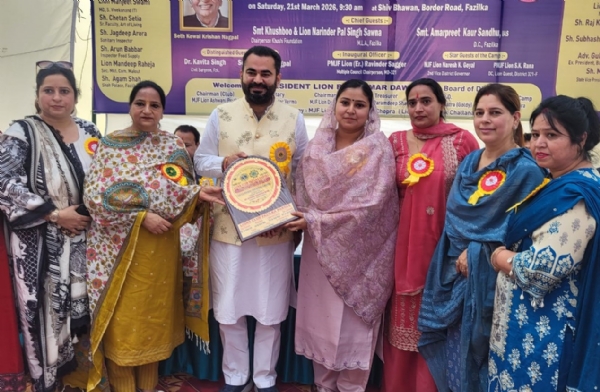 ਵਿਧਾਇਕ ਫਾਜ਼ਿਲਕਾ ਨਰਿੰਦਰ ਪਾਲ ਸਿੰਘ ਸਵਨਾ ਤੇ ਖੁਸ਼ਬੂ ਸਵਨਾ ਦਾ ਸਨਮਾਨ ਕਰਦੇ ਪ੍ਰਬੰਧਕ।