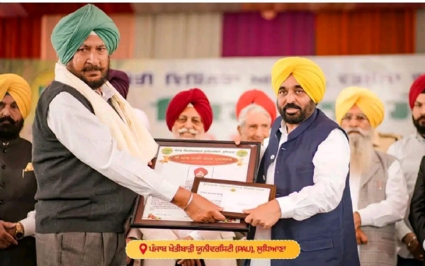 ਕਿਸਾਨ ਸੁਰਜੀਤ ਸਿੰਘ ਬਿੰਬ ਨੂੰ ਸਨਮਾਨਿਤ ਕਰਦੇ ਮੁੱਖ ਮੰਤਰੀ ਪੰਜਾਬ ਭਗੰਵਤ ਸਿੰਘ ਮਾਨ