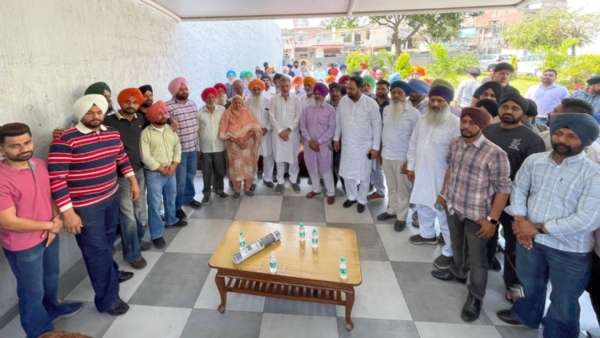 ਪੰਜਾਬ ਬਚਾਓ ਯਾਤਰਾ ਸਬੰਧੀ ਪਿੰਡ ਵਾਸੀਆਂ ਨਾਲ ਗੱਲਬਾਤ ਕਰਦੇ ਐਨ ਕੇ ਸ਼ਰਮਾ