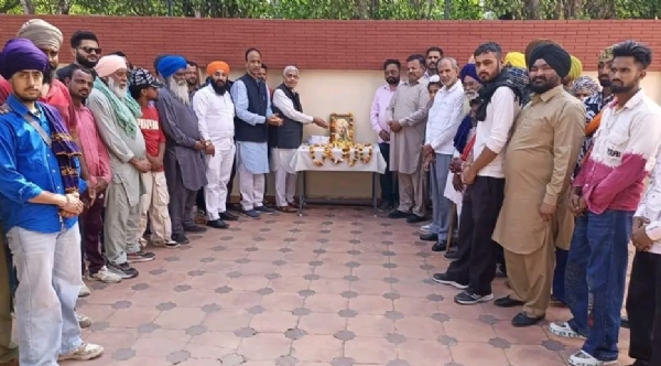 ਸ਼ਰਧਾਂਜਲੀ ਦਿੰਦੇ ਸਾਬਕਾ ਮੰਤਰੀ ਤੀਕਸ਼ਣ ਸੂਦ ਅਤੇ ਹੋਰ