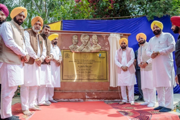 ਸ਼ਰਧਾਜਲੀ ਦਿੰਦੇ ਮੁੱਖ ਮੰਤਰੀ ਭਗਵੰਤ ਮਾਨ ਅਤੇ ਹੋਰ