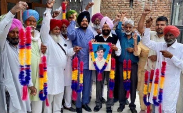 ਸ਼ਹੀਦ ਏ-ਆਜ਼ਮ ਭਗਤ ਸਿੰਘ, ਰਾਜਗੁਰੂ ਤੇ ਸੁਖਦੇਵ ਦੀ 95ਵੀਂ ਸ਼ਹੀਦੀ ਬਰਸੀ ਮੌਕੇ ਅੱਜ ਭਾਰਤੀ ਕਮਿਊਨਿਸਟ ਪਾਰਟੀ ਵੱਲੋਂ ਸ਼ਹੀਦਾਂ ਦੀ ਦੇਸ਼ ਖ਼ਾਤਰ ਕੀਤੀ ਲਾਸਾਨੀ ਕੁਰਬਾਨੀ ਨੂੰ ਯਾਦ ਕਰਦੇ ਹੋਏ ਸ਼ਰਧਾਂਜਲੀ ਦਿੱਤੀ ਗਈ।