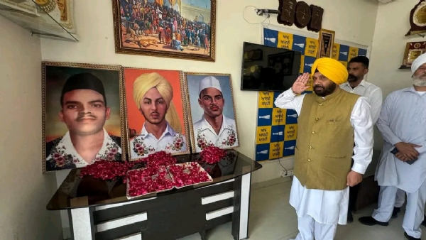 ਸ਼ਹੀਦ-ਏ-ਆਜ਼ਮ ਭਗਤ ਸਿੰਘ, ਰਾਜਗੁਰੂ ਅਤੇ ਸੁਖਦੇਵ ਨੂੰ ਸ਼ਰਧਾਂਜਲੀ ਭੇਂਟ ਕਰਦੇ ਕੈਬਨਿਟ ਮੰਤਰੀ ਹਰਭਜਨ ਸਿੰਘ ਈ.ਟੀ.ਓ. ।