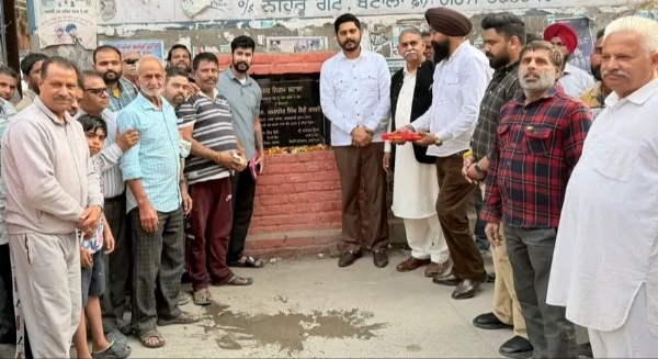 ਵਿਧਾਇਕ ਸ਼ੈਰੀ ਕਲਸੀ ਨੇ ਬਟਾਲਾ ਸ਼ਹਿਰ ’ਚ ਜੋਗੀਆਂ ਮੁਹੱਲਾ ਨੇੜੇ ਬਾਵਾ ਲਾਲ ਦਿਆਲ ਜੀ ਹਸਪਤਾਲ ਬਟਾਲਾ ਵਿਖੇ ਸੜਕ ਨਿਰਮਾਣ ਦਾ ਉਦਘਾਟਨ ਕੀਤਾ।