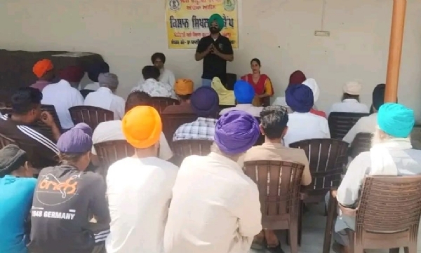 ਕਣਕ ਦੇ ਨਾੜ ਨੂੰ ਅੱਗ ਨਾ ਲਾਉਣ ਸਬੰਧੀ ਜਾਗਰੂਕਤਾ ਕਰਦੇ ਖੇਤੀਬਾੜੀ ਵਿਭਾਗ ਦੇ ਅਧਿਕਾਰੀ।