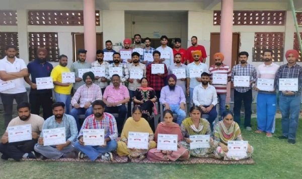 ਸਿਖਲਾਈ ਦੇ ਅਖੀਰਲੇ ਦਿਨ ਸੰਸਥਾ ਦੇ ਡਾਇਰੈਕਟਰ ਸਰਵਜੀਤ ਕੌਰ ਵੱਲੋਂ ਸਿਖਿਆਰਥੀਆਂ ਨੂੰ ਸਰਟੀਫਿਕੇਟ ਵੰਡੇ ਗਏ