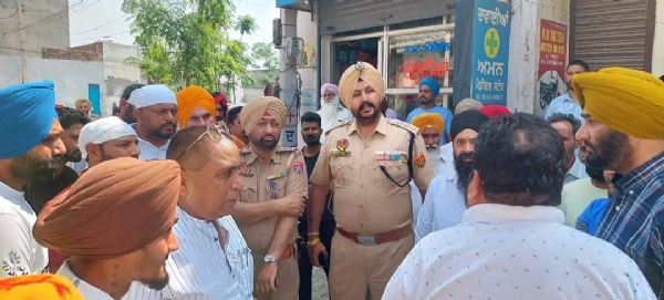ਘਟਨਾ ਵਾਲੀ ਥਾਂ ’ਤੇ ਲੋਕਾਂ ਨਾਲ ਗੱਲਬਾਤ ਕਰਦੇ ਖੰਨਾ ਪੁਲਿਸ ਦੇ ਅਧਿਕਾਰੀ।