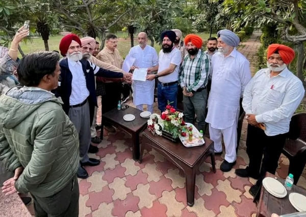 ਮੀਟਿੰਗ ਦੌਰਾਨ ਅੰਮ੍ਰਿਤਸਰ ਮਿਊਂਸੀਪਲ ਕਾਰਪੋਰੇਸ਼ਨ ਦੇ ਮੇਅਰ ਜਤਿੰਦਰ ਸਿੰਘ ਭਾਟੀਆ ਅਤੇ ਪੰਜਾਬ ਲਘੂ ਉਦਯੋਗ ਅਤੇ ਨਿਰਯਾਤ ਨਿਗਮ ਦੇ ਵਾਈਸ ਚੇਅਰਮੈਨ ਜਸਕਰਨ ਸਿੰਘ ਬੰਦੇਸ਼ਾ