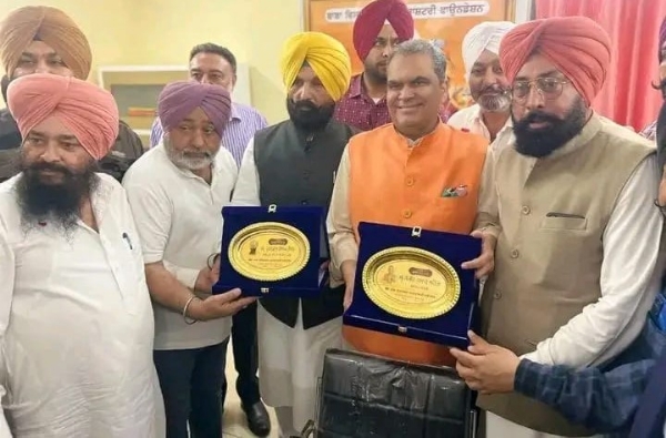 ਕੈਬਨਿਟ ਮੰਤਰੀ ਅਰੋੜਾ ਦਾ ਸਨਮਾਨ ਕਰਦੇ ਵਿਧਾਇਕ ਸਿੱਧੂ, ਕੌਂਸਲਰ ਸੋਮਾ ਤੇ ਸੱਗੂ