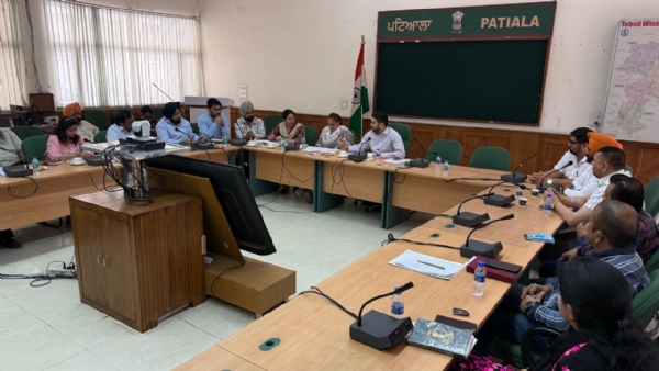 ਡਿਪਟੀ ਕਮਿਸ਼ਨਰ ਵਰਜੀਤ ਵਾਲੀਆ ਕਣਕ ਦੀ ਖਰੀਦ ਪ੍ਰਬੰਧਾਂ ਦਾ ਜਾਇਜ਼ਾ ਲੈਣ ਲਈ ਮੀਟਿੰਗ ਦੀ ਪ੍ਰਧਾਨਗੀ ਕਰਦੇ ਹੋਏ।