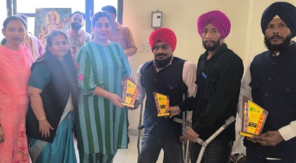 ਦਿਵਿਆਂਗਜਨਾਂ ਦਾ ਸਨਮਾਨ ਕਰਦੇ ਹੋਏ ਐੱਸ.ਡੀ.ਐਮ ਖੰਨਾ ਸਵਾਤੀ ਟਿਵਾਣਾ ਅਤੇ ਸੰਸਥਾ ਦੇ ਅਹੁਦੇਦਾਰ।