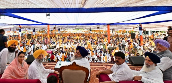 ਰੈਲੀ ਦੌਰਾਨ ਸੁਖਬੀਰ ਸਿੰਘ ਬਾਦਲ, ਹਰਸਿਮਰਤ ਕੌਰ ਬਾਦਲ ਅਤੇ ਹੋਰ