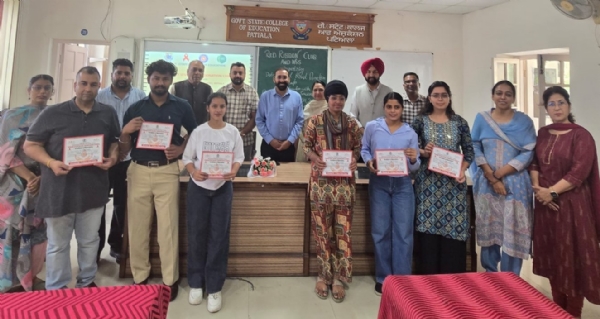 ਖੂਨਦਾਨੀਆਂ ਦਾ ਸਨਮਾਨ ਕਰਦੇ ਮੁੱਖ ਮਹਿਮਾਨ ਅਤੇ ਪ੍ਰਬੰਧਕ