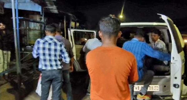 ਗ੍ਰਿਫ਼ਤਾਰ ਮੁਲਜ਼ਮਾਂ ਨੂੰ ਲਿਜਾਂਦੀ ਹੋਈ ਪੁਲਿਸ।