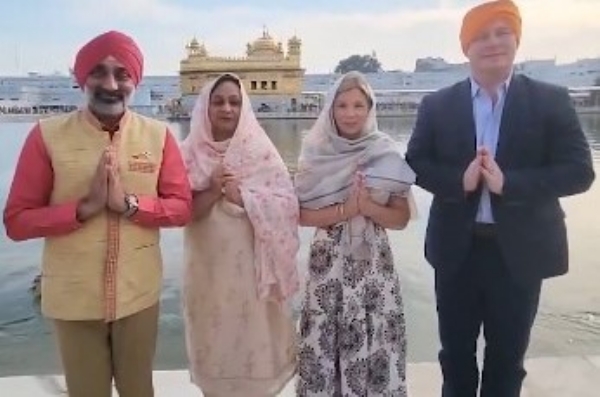 ਭਾਰਤ ਅਤੇ ਯੂਨਾਈਟਿਡ ਕਿੰਗਡਮ ਦੇ ਏਅਰ ਚੀਫ ਮਾਰਸ਼ਲ ਸ੍ਰੀ ਹਰਿਮੰਦਰ ਸਾਹਿਬ ਵਿਖੇ ਹੋਏ ਨਤਮਸਤਕ ਭਾਰਤ ਅਤੇ ਯੂਨਾਈਟਿਡ ਕਿੰਗਡਮ ਦੇ ਏਅਰ ਚੀਫ ਮਾਰਸ਼ਲ ਸ੍ਰੀ ਹਰਿਮੰਦਰ ਸਾਹਿਬ ਵਿਖੇ ਹੋਏ ਨਤਮਸਤਕ