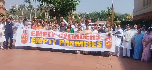ਵਿਰੋਧੀ ਧਿਰ ਦੇ ਸੰਸਦ ਮੈਂਬਰਾਂ ਨੇ ਸੰਸਦ ਭਵਨ ਕੰਪਲੈਕਸ ਵਿੱਚ ਐਲਪੀਜੀ ਦੀ ਘਾਟ ਵਿਰੁੱਧ ਵਿਰੋਧ ਪ੍ਰਦਰਸ਼ਨ ਕੀਤਾ।