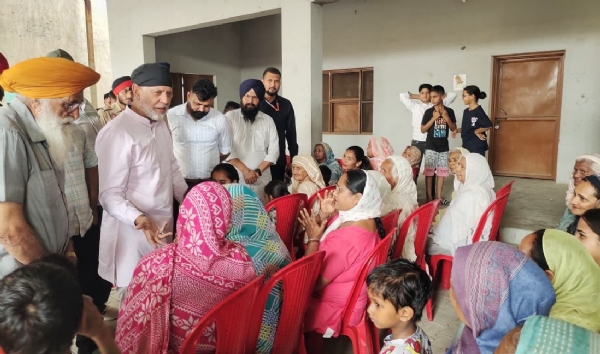 ਸਮੱਸਿਆਵਾਂ ਸੁਣਦੇ ਹੋਏ ਸ਼੍ਰੋਮਣੀ ਅਕਾਲੀ ਦਲ ਦੇ ਹਲਕਾ ਇੰਚਾਰਜ ਅਤੇ ਸਾਬਕਾ ਵਿਧਾਇਕ ਅਰਵਿੰਦ ਖੰਨਾ