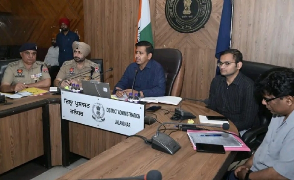 ਅਧਿਕਾਰੀਆਂ ਨਾਲ ਮੀਟਿੰਗ ਕਰਦੇ ਡਿਪਟੀ ਕਮਿਸ਼ਨਰ ਜਲੰਧਰ ਡਾ. ਹਿਮਾਂਸ਼ੂ ਅਗਰਵਾਲ