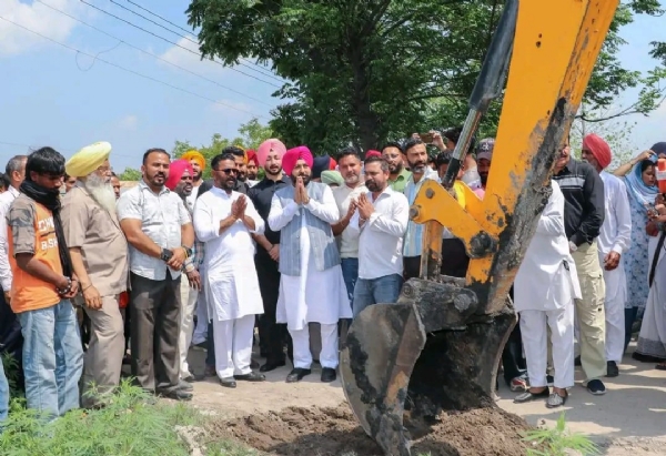 ਕੈਬਨਿਟ ਮੰਤਰੀ ਮੁੰਡੀਆਂ ਨੇ ਲੁਧਿਆਣਾ-ਰਾਹੋਂ-ਸਿਰਹਾ-ਮਾਂਗਟ ਸੜਕ ਦੇ ਆਧੁਨਿਕੀਕਰਨ ਅਤੇ ਅਪਗ੍ਰੇਡੇਸ਼ਨ ਕਰਨ ਦੇ ਸੜਕ ਪ੍ਰੋਜੈਕਟ ਦਾ ਉਦਘਾਟਨ ਕਰਵਾਇਆ