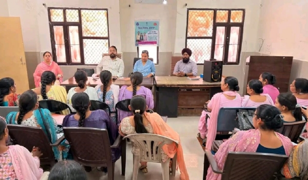 ਜ਼ਿਲ੍ਹਾ ਟੀਕਾਕਰਨ ਅਫ਼ਸਰ ਸੀ.ਐਚ. ਸੀ ਮਹਿਲ ਕਲਾਂ ਵਿੱਚ ਫੀਲਡ ਸਟਾਫ਼ ਨਾਲ ਮੀਟਿੰਗ ਕਰਕੇ ਕੀਤਾ ਪ੍ਰੇਰਿਤ