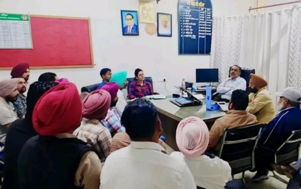 ਮੀਟਿੰਗ ਦੌਰਾਨ ਸੀਨੀਅਰ ਮੈਡੀਕਲ ਅਧਿਕਾਰੀ ਡਾ. ਸਤਨਾਮ ਸਿੰਘ ਔਜਲਾ ਅਤੇ ਹੋਰ