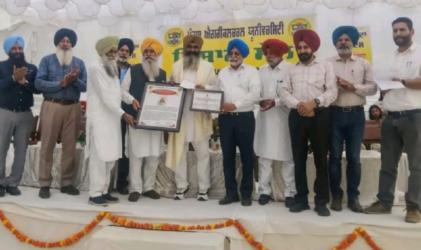 ਅਗਾਂਹਵਧੂ ਕਿਸਾਨ ਜਰਨੈਲ ਸਿੰਘ ਦਾ ਸਨਮਾਨ ਕਰਦੇ ਮੁੱਖ ਮਹਿਮਾਨ ਮੰਤਰੀ ਗੁਰਮੀਤ ਸਿੰਘ ਖੁੱਡੀਆਂ ਅਤੇ ਹੋਰ।