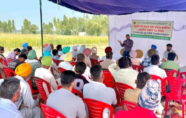 ਪਿੰਡ ਛੱਤੇਆਣਾ ਵਿਖੇ ਪਰਾਲੀ ਪ੍ਰਬੰਧਨ ਬਾਰੇ ਕਿਸਾਨਾਂ ਨੂੰ ਜਾਗਰੂਕ ਕਰਦੇ ਖੇਤੀਬਾੜੀ ਵਿਭਾਗ ਦੇ ਕਰਮਚਾਰੀ