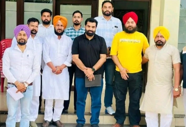 ਗੱਲਬਾਤ ਕਰਦੇ ਚੇਅਰਮੈਨ ਗੁਰਪ੍ਰਤਾਪ ਸਿੰਘ ਸੰਧੂ ਅਤੇ ਹੋਰ।