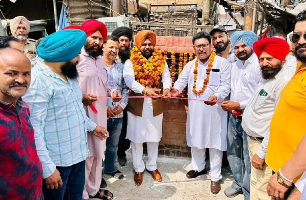 ਵਿਧਾਨ ਸਭਾ ਹਲਕਾ ਅੰਮ੍ਰਿਤਸਰ ਪੱਛਮੀ ਤੋਂ ਆਮ ਆਦਮੀ ਪਾਰਟੀ ਦੇ ਵਿਧਾਇਕ ਡਾ. ਜਸਬੀਰ ਸਿੰਘ ਸੰਧੂ ਵੱਲੋਂ ਵਾਰਡ ਨੰਬਰ 70, ਝਬਾਲ ਰੋਡ ਵਿਖੇ ਸੜਕਾਂ ਦੇ ਪ੍ਰੀਮਿਕਸ ਦੇ ਕੰਮ ਦਾ ਉਦਘਾਟਨ ਕੀਤਾ ਗਿਆ।