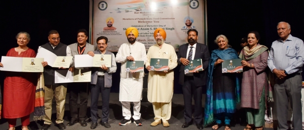 ਪੰਜਾਬ ਰਾਜ ਖੁਰਾਕ ਕਮਿਸ਼ਨ ਨੇ ਮਹਾਨ ਸ਼ਹੀਦ ਦੇ ਸ਼ਹੀਦੀ ਦਿਵਸ ਨੂੰ ਪੂਰੇ ਜੋਸ਼ ਤੇ ਜਜ਼ਬੇ ਨਾਲ ਮਨਾਇਆ ਪੰਜਾਬ ਰਾਜ ਖੁਰਾਕ ਕਮਿਸ਼ਨ ਨੇ ਮਹਾਨ ਸ਼ਹੀਦ ਦੇ ਸ਼ਹੀਦੀ ਦਿਵਸ ਨੂੰ ਪੂਰੇ ਜੋਸ਼ ਤੇ ਜਜ਼ਬੇ ਨਾਲ ਮਨਾਇਆ