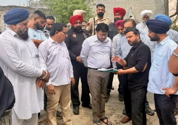 ਪੰਜਾਬ ਦੇ ਐਨ.ਆਰ.ਆਈ ਮਾਮਲਿਆਂ ਅਤੇ ਜੇਲ੍ਹਾਂ ਮੰਤਰੀ ਡਾ. ਰਵਜੋਤ ਸਿੰਘ ਪਿੰਡਾਂ ਵਿੱਚ ਵਿਕਾਸ ਕਾਰਜਾਂ ਦੀ ਸਮੀਖਿਆ ਕਰਦੇ ਹੋਏ।