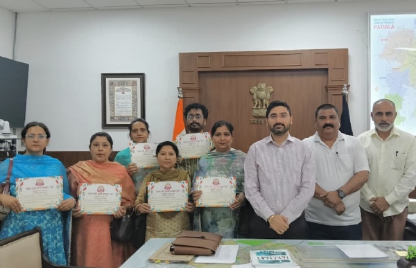 ਡਿਪਟੀ ਕਮਿਸ਼ਨਰ ਪਟਿਆਲਾ ਵਰਜੀਤ ਵਾਲੀਆ ਪੰਜਾਬ ਰੈਡ ਕਰਾਸ ਸਾਕੇਤ ਹਸਪਤਾਲ ਦੇ  ਪ੍ਰੋਜੈਕਟ ਡਾਇਰੈਕਟਰ ਪਰਮਿੰਦਰ ਕੌਰ ਮਨਚੰਦਾ ਅਤੇ ਉਹਨਾਂ ਦੀ ਟੀਮ ਨੂੰ ਸਨਮਾਨਿਤ ਕਰਦੇ ਹੋਏ, ਨਾਲ ਸਟੇਟ ਐਵਾਰਡੀ ਪਰਮਿੰਦਰ ਭਲਵਾਨ ।