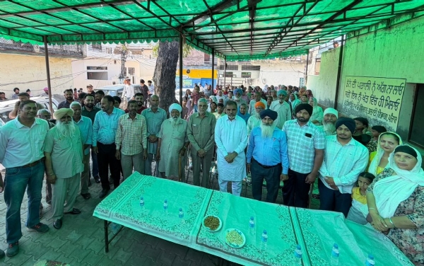 ਪੰਜਾਬ ਬਚਾਓ ਯਾਤਰਾ ਲਈ ਪਿੰਡ ਵਾਸੀਆਂ ਨੂੰ ਸੱਦਾ ਦੇਣ ਸਮੇਂ ਸਾਬਕਾ ਵਿਧਾਇਕ ਐਨ. ਕੇ ਸ਼ਰਮਾ