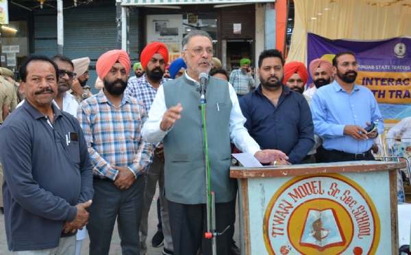 ਤ੍ਰਿਪੜੀ ਦੇ ਵਪਾਰੀਆਂ ਨੂੰ ਸੰਬੋਧਨ ਕਰਦੇ ਡਾ. ਬਲਬੀਰ ਸਿੰਘ ਤ੍ਰਿਪੜੀ ਦੇ ਵਪਾਰੀਆਂ ਨੂੰ ਸੰਬੋਧਨ ਕਰਦੇ ਡਾ. ਬਲਬੀਰ ਸਿੰਘ