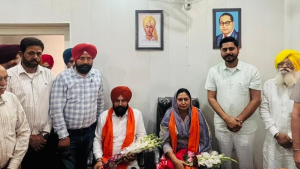 ਵਿਧਾਇਕ ਸ਼ੈਰੀ ਕਲਸੀ ਦੀ ਮੌਜੂਦਗੀ ’ਚ ਅਹੁਦਾ ਸੰਭਾਲਦੇ ਚੈਅਰਪਰਸਨ ਕਰਮਜੀਤ ਕੌਰ ਅਤੇ ਵਾਈਸ ਚੇਅਰਮੈਨ ਮਨਜਿੰਦਰ ਸਿੰਘ