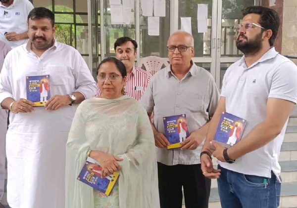 ਗੱਲਬਾਤ ਕਰਦੇ ਹੋਏ ਕੈਬਿਨੇਟ ਮੰਤਰੀ ਡਾ. ਬਲਜੀਤ ਕੌਰ ਗੱਲਬਾਤ ਕਰਦੇ ਹੋਏ ਕੈਬਿਨੇਟ ਮੰਤਰੀ ਡਾ. ਬਲਜੀਤ ਕੌਰ