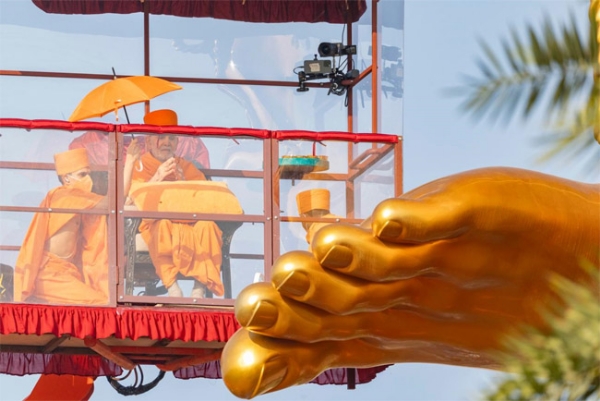 ਮਹੰਤ ਸਵਾਮੀ ਮਹਾਰਾਜ ਨਵੀਂ ਦਿੱਲੀ ਦੇ ਅਕਸ਼ਰਧਾਮ ਮੰਦਰ ਕੰਪਲੈਕਸ ਵਿੱਚ ਸਥਾਪਿਤ 108 ਫੁੱਟ ਉੱਚੀ ਨੀਲਕੰਠ ਵਰਣੀ ਦੀ ਮੂਰਤੀ ਦੀ ਪੂਜਾ ਕਰਦੇ ਹੋਏ।