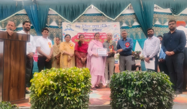 ਜੇਤੂਆਂ ਦਾ ਸਨਮਾਨ ਕਰਦੇ ਪ੍ਰਬੰਧਕ