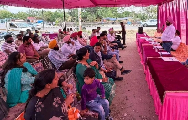 ਓ.ਟੀ.ਐਸ ਸਕੀਮ ਬਾਰੇ ਟੈਕਸਦਾਤਾਵਾਂ ਨਾਲ ਮੀਟਿੰਗ ਕਰਦੇ ਜੀ.ਐਸ.ਟੀ ਵਿਭਾਗ ਦੇ ਕਰਮਚਾਰੀ। ਓ.ਟੀ.ਐਸ ਸਕੀਮ ਬਾਰੇ ਟੈਕਸਦਾਤਾਵਾਂ ਨਾਲ ਮੀਟਿੰਗ ਕਰਦੇ ਜੀ.ਐਸ.ਟੀ ਵਿਭਾਗ ਦੇ ਕਰਮਚਾਰੀ।