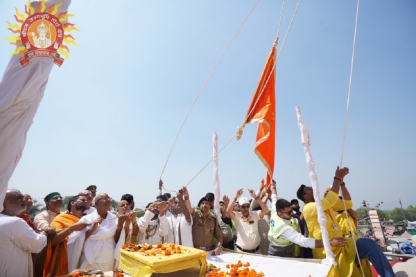 ਸੂਰਜ ਮੰਦਿਰ ਵਿਖੇ ਝੰਡਾ ਲਹਿਰਾਉਣ ਦੀ ਰਸਮ