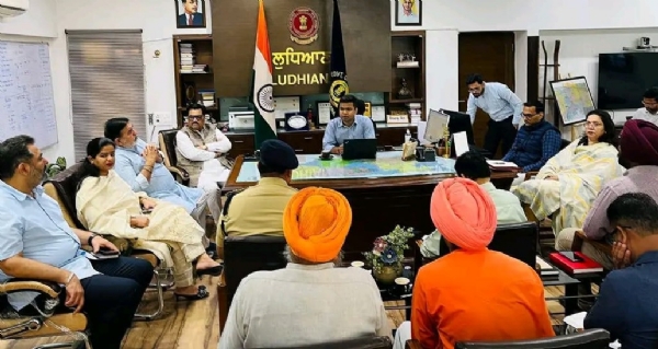 ਮੀਟਿੰਗ ਦੌਰਾਨ ਵਿਧਾਇਕ ਅਸ਼ੋਕ ਪਰਾਸ਼ਰ ਪੱਪੀ, ਵਿਧਾਇਕ ਮਦਨ ਲਾਲ ਬੱਗਾ, ਮੇਅਰ ਪ੍ਰਿੰਸੀਪਲ ਇੰਦਰਜੀਤ ਕੌਰ, ਡਿਪਟੀ ਕਮਿਸ਼ਨਰ ਹਿਮਾਂਸ਼ੂ ਜੈਨ ਅਤੇ ਨਿਗਮ ਕਮਿਸ਼ਨਰ ਨੀਰੂ ਕਤਿਆਲ ਗੁਪਤਾ।